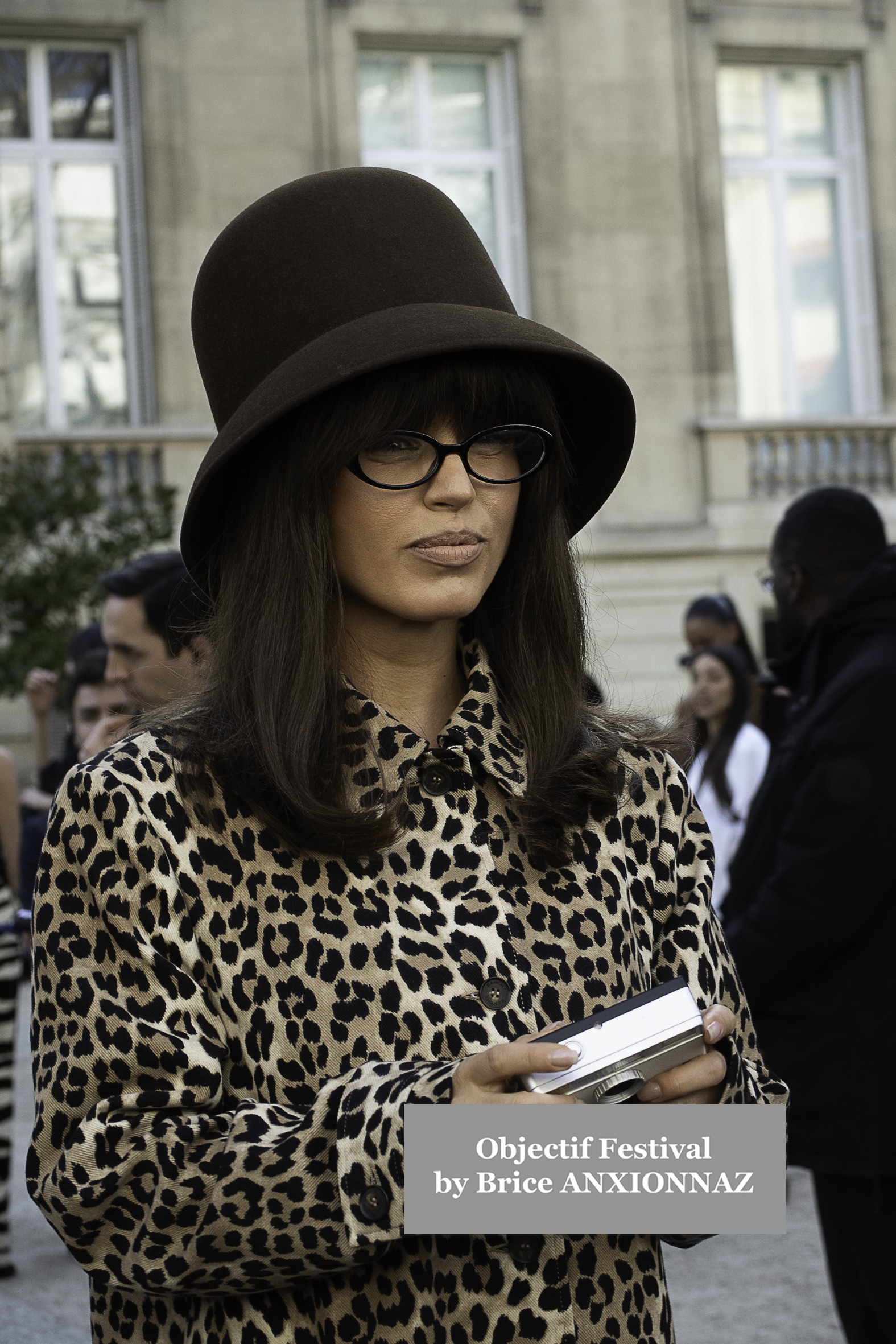 Photo streetstyle de Mary Charteris -  Streetstyle photos of guest arrivals at the Nina Ricci show lors du défilé Nina Ricci Spring 2025 à Streetstyle-photos-of-guest-arrivals-at-the-Nina-Ricci-show, Paris Fashion Week le 7 March 2025 par Brice ANXIONNAZ (Objectif Festival)